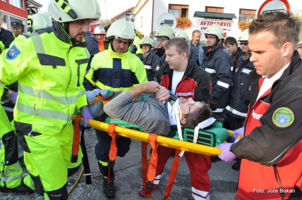 Na Kuzmi gasili požar in reševali udeležence avtomobilske nesreče